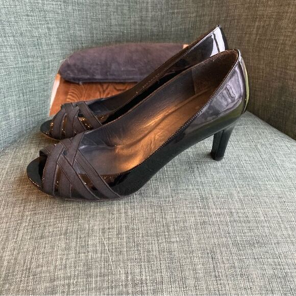 Stuart Weizman Women’s patient leather peep toe black heels size 8. EUC! - Picture 5 of 9